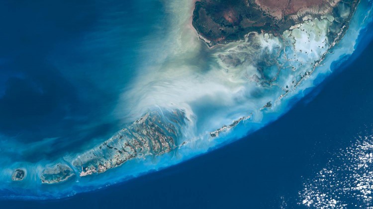 The Florida Keys are a coral cay archipelago that extends southwestward from the tip of Florida. 